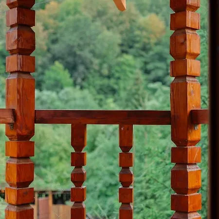 над потоком Chalet Lumshory