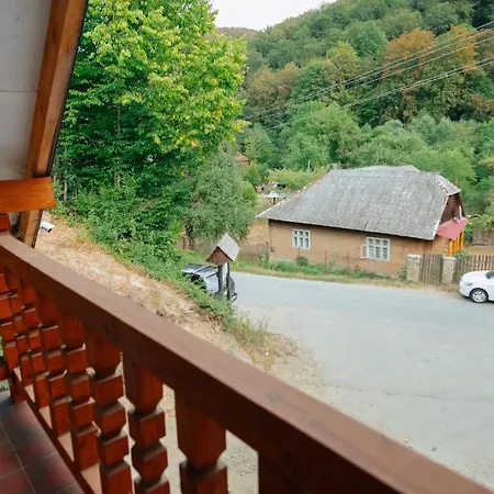 над потоком Chalet *