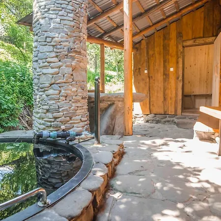 над потоком Chalet Lumshory