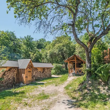 над потоком Chalet Lumshory