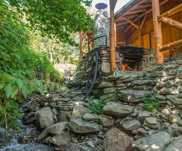над потоком Chalet Lumshory