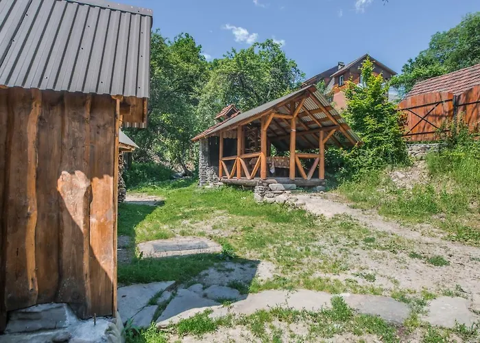над потоком Chalet Lumshory