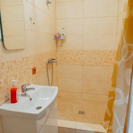 над потоком Hotel Lumshory